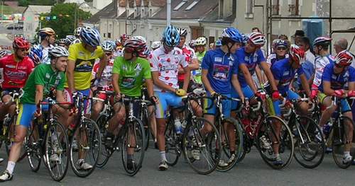 Le dpart  Heugnes : Romain maillot vert (a gauche) et l'quipe Sostranienne  maillot bleu (a droite)