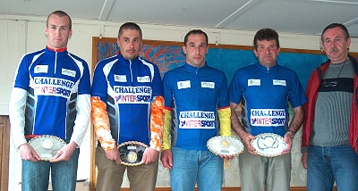 De gauche  droite : Mickal Louis (CC Condat-63), Philippe Michaud (Saint-Fiel Vitamine), Arnaud Lardy (VC La Souterraine), Christian Chassagne (UC Domrat-Montluon) et Raymond Tricaud, responsable du challenge