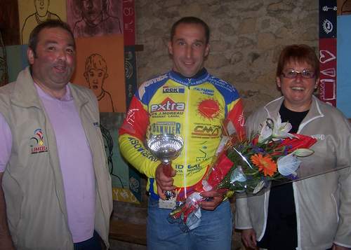 Christian Ronzaud flicite son coureur en compagnie de Chantal Lepeytre Prsidente du comit des ftes de St Priest